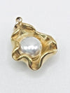 Pearl In Clam Shell (Gold)