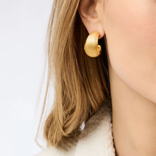 Julie Vos, Cobblestone Statement Hoop