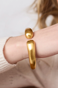 Julie Vos, Solara Demi Cuff